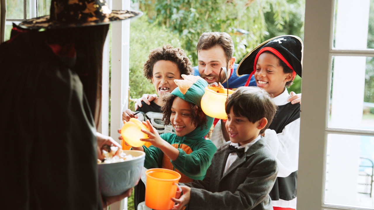 Trick or Treat คืออะไร เปิดความหมาย ที่มา พร้อมวิธีเล่นในวันฮาโลวีน