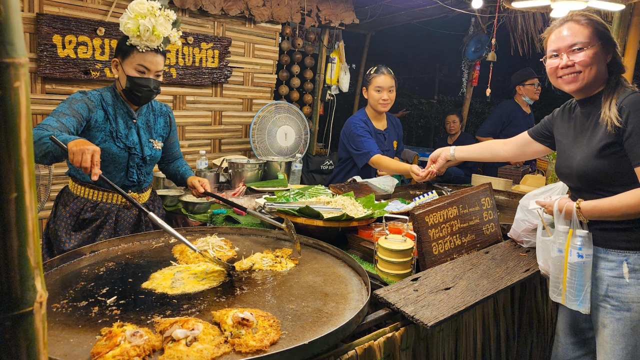 ย้อนวิถีชีวิตสมัยสุโขทัย เที่ยวตลาดแลกเบี้ย ในงานประเพณีลอยกระทง เผาเทียนเล่นไฟ