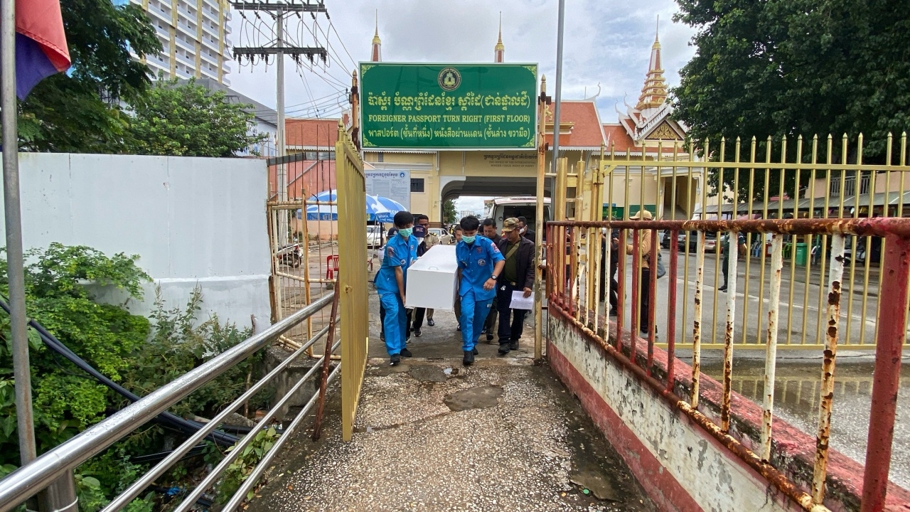 ร่างหญิงไทย ตกตึกปอยเปตถึงไทยแล้ว เจ้าหน้าที่อายัดศพ ส่งชันสูตรหาสาเหตุ