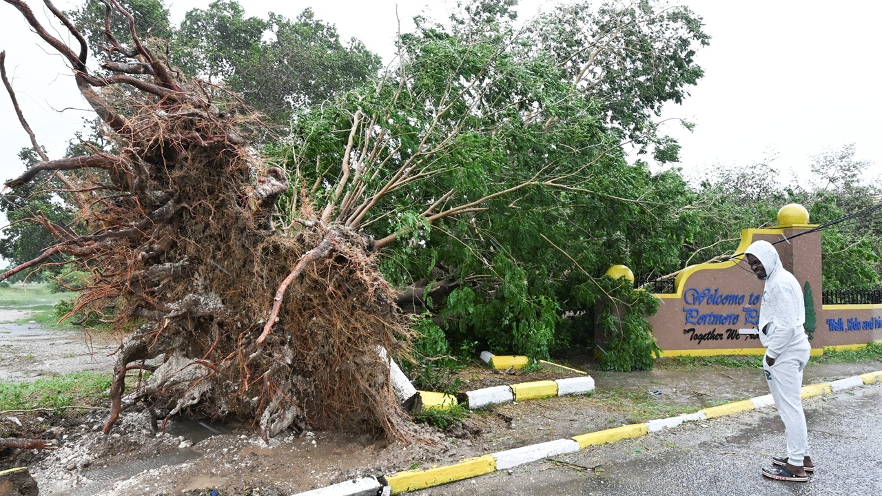 เฮอริเคน “เมลิสซา” ขึ้นฝั่งจาเมกาแล้ว ทำไฟดับ 1 ใน 3 ของประเทศ