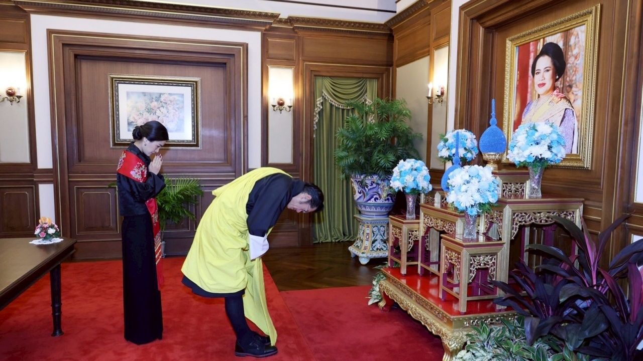 กษัตริย์จิกมี” เสด็จวางพวงมาลาถวายราชสักการะพระบรมศพ “สมเด็จพระพันปีหลวง