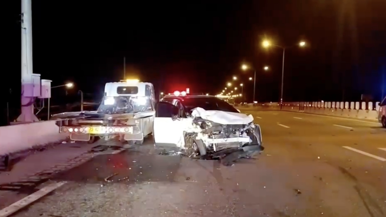 อุบัติเหตุซ้ำซ้อน 5 คัน บนมอเตอร์เวย์หมายเลข 7 นศ.พยาบาลช่วยยืนโบกรถ ถูกชนดับ