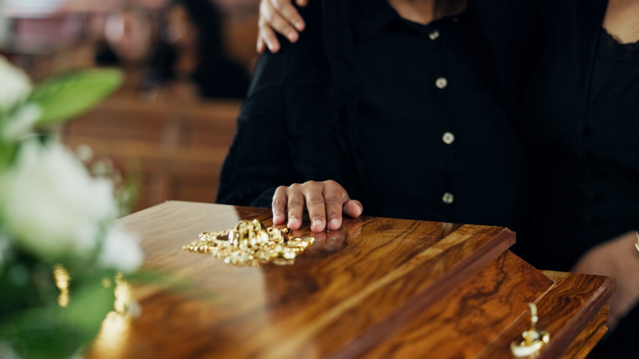 ฝันว่าแม่ตัวเองเสียชีวิต แม่เสียแล้วฟื้น สื่อถึงอะไร พร้อมเลขเสริมโชค