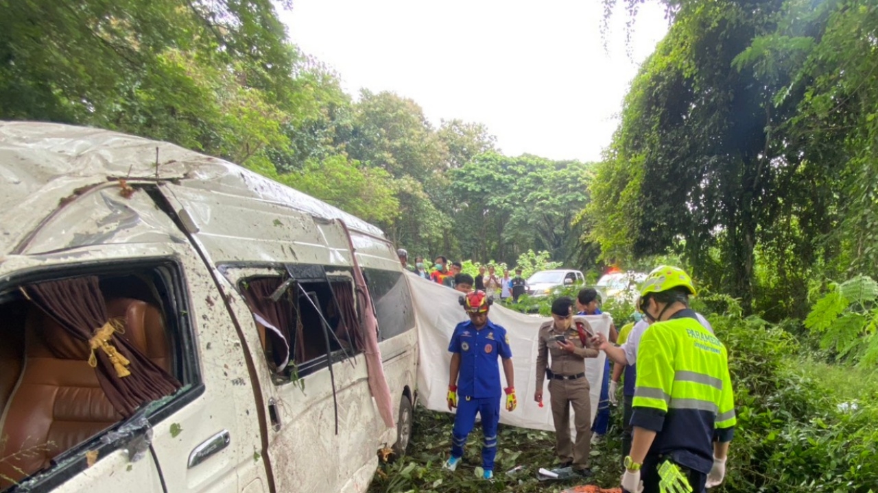 สลดรับเปิดเทอม รถตู้รับส่งนักเรียนชนเก๋ง เด็ก ม.6 ดับ 1 ศพ เจ็บ 3 ราย