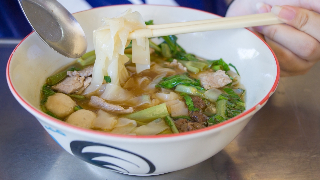 ก๋วยจั๊บป้าแฉล้ม ร้านเล็กใต้ต้นไม้ใหญ่ ไม่ใช่แค่อร่อยและถูก เน้นลูกค้าอิ่ม ไม่เน้นกำไร