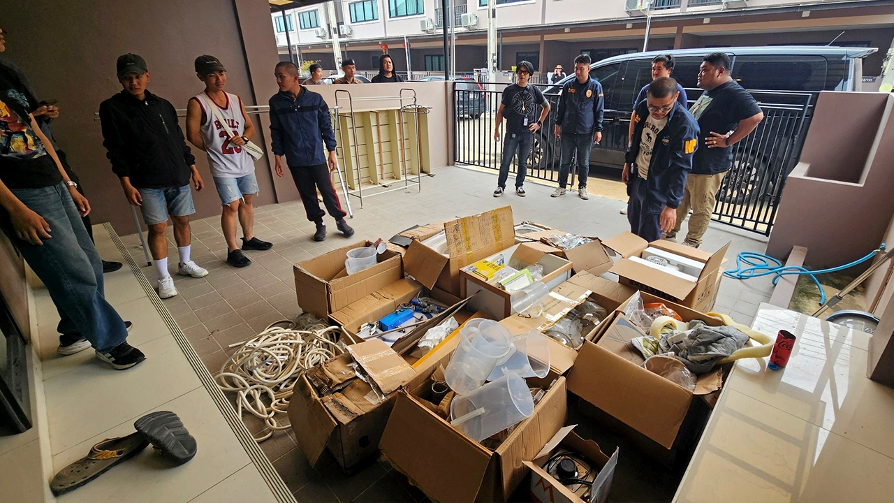 ทลายโรงงาน ผลิตพอดผสมยาเค ยัด "บุหรี่ไฟฟ้า" ของแก๊งมังกร ทิ้งลงชักโครก