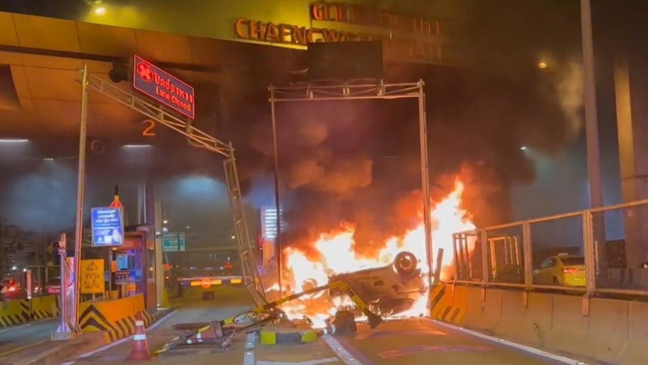 รถยนต์เสียหลักพุ่งชนแบริเออร์ พลิกคว่ำหงายท้อง ไฟลุกท่วม หน้าด่านแจ้งวัฒนะ 1