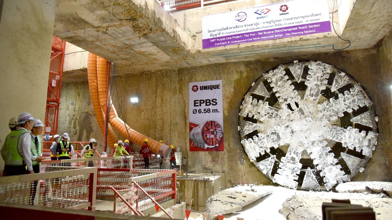 รถไฟฟ้าสายสีม่วงใต้ คืบหน้ากว่า 65% หลัง “หัวเจาะปสุตา” ทะลุสถานีสะพานพุทธฯ