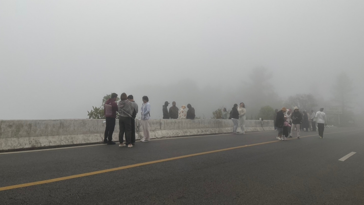 กลับมาแล้วฤดูกิ่วแม่ปาน เปิดฤดูหนาววันแรกฟ้าไม่เปิด ฝนไม่หยุด แต่นักท่องเที่ยวไม่ถอย