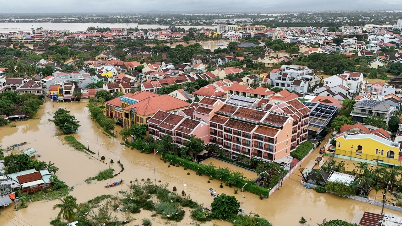 เวียดนามอ่วม น้ำท่วมหนักทุบสถิติ ดับแล้ว 10 ศพ ถนนกลายเป็นคลอง