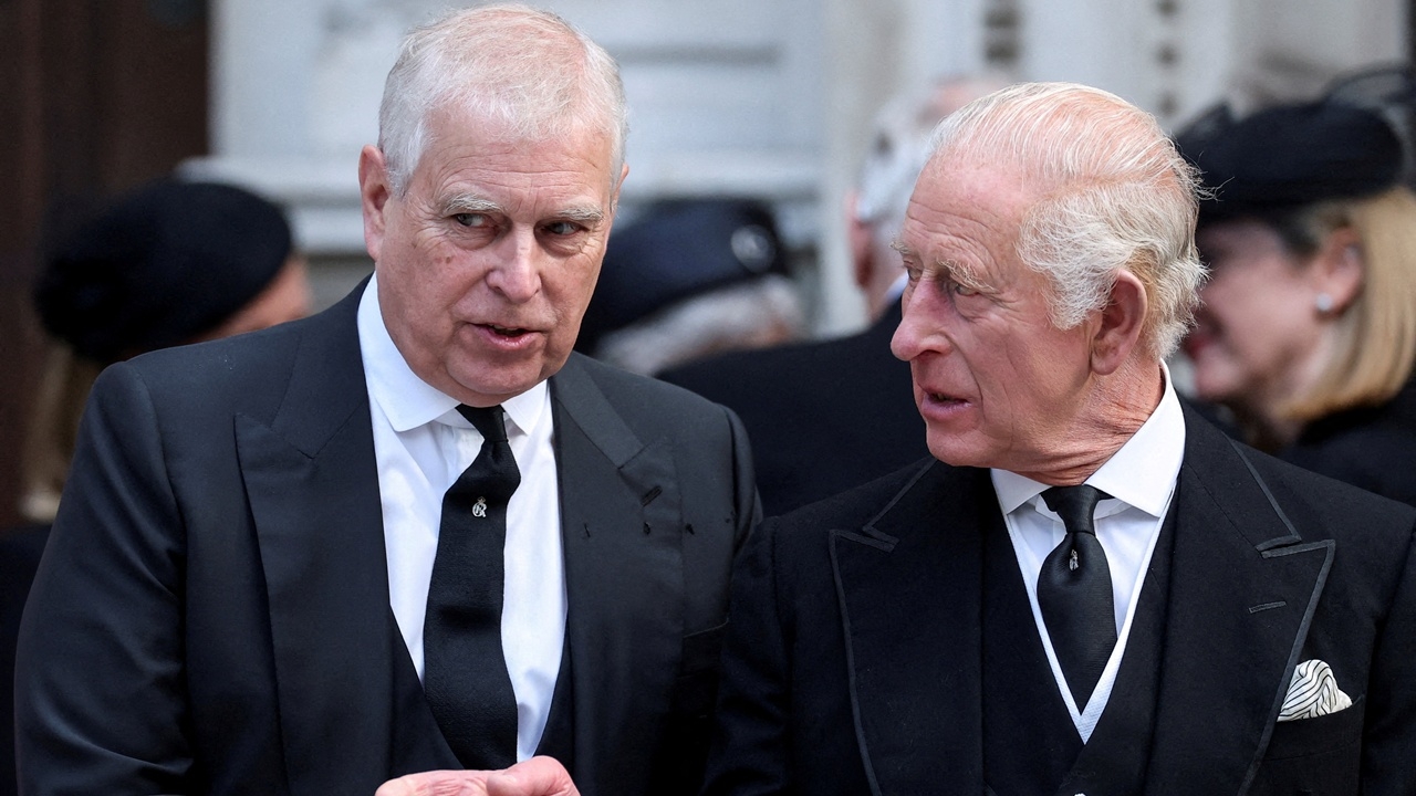 คิงชาร์ลส์ที่ 3 ถอดยศ “เจ้าชาย” ของแอนดรูว์ จ่อให้ย้ายออกจากคฤหาสน์