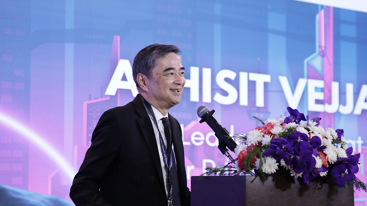 “อภิสิทธิ์”ลั่นขอให้เชื่อมั่นศักยภาพมนุษย์ที่จะเป็นผู้กำหนดทิศทาง วางมาตรฐานเอไอ