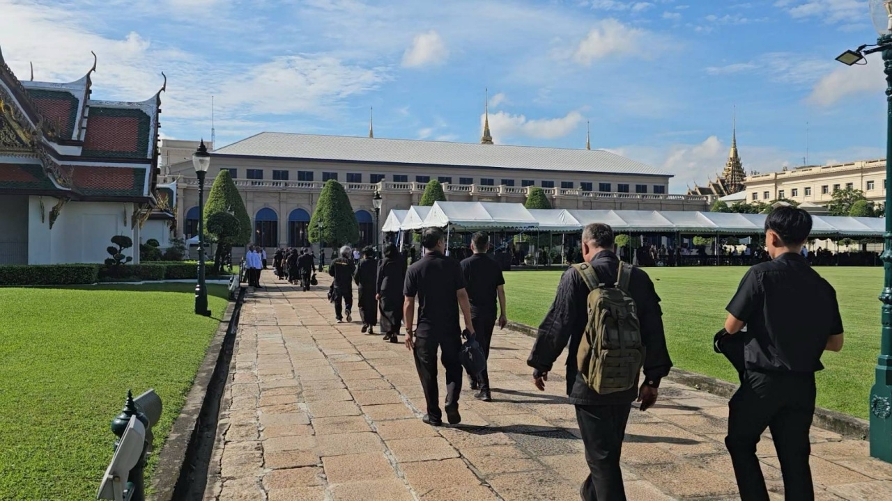 พสกนิกรหลั่งไหล ร่วมลงนามถวายความอาลัย "พระพันปีหลวง" ไม่ขาดสาย