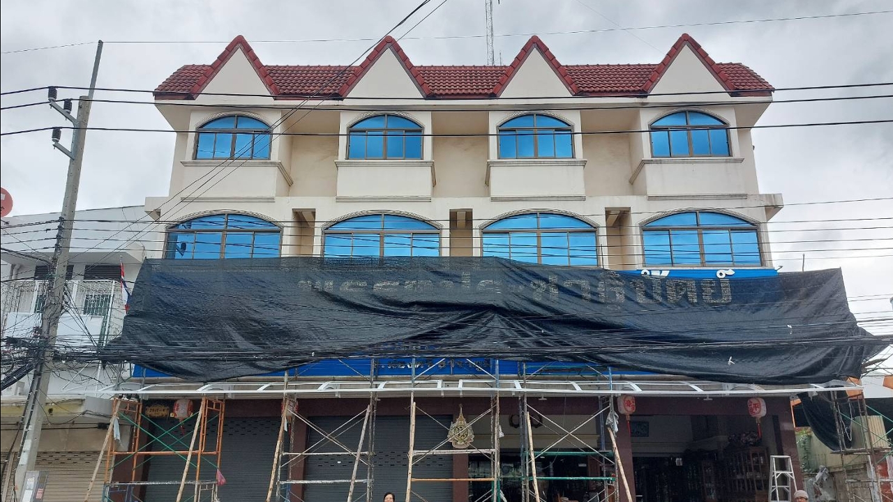 “นิพนธ์ ธาราภูมิ” เชิญตราพรรคประชาธิปัตย์ กลับขึ้นแท่นหน้าบ้านพัก ต้อนรับ “อภิสิทธิ์”นำทัพปชป.