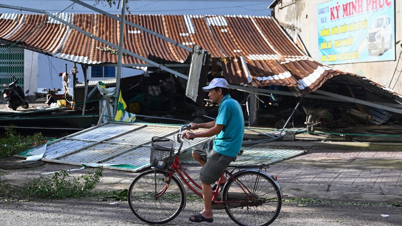 พายุคัลแมกีถล่มเวียดนาม ลมแรงฝนหนัก ดับแล้ว 2 ศพ อพยพหนีกว่า 5 แสนคน