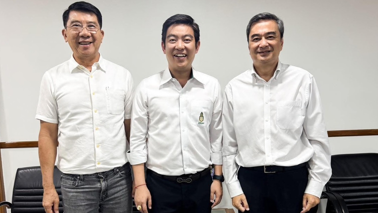 “กาญจน์ ตั้งปอง” สส.ตรัง พบ “อภิสิทธิ์-ชัยวุฒิ” ย้ำยังอยู่กับพรรคประชาธิปัตย์ ไม่คิดย้ายไปไหน