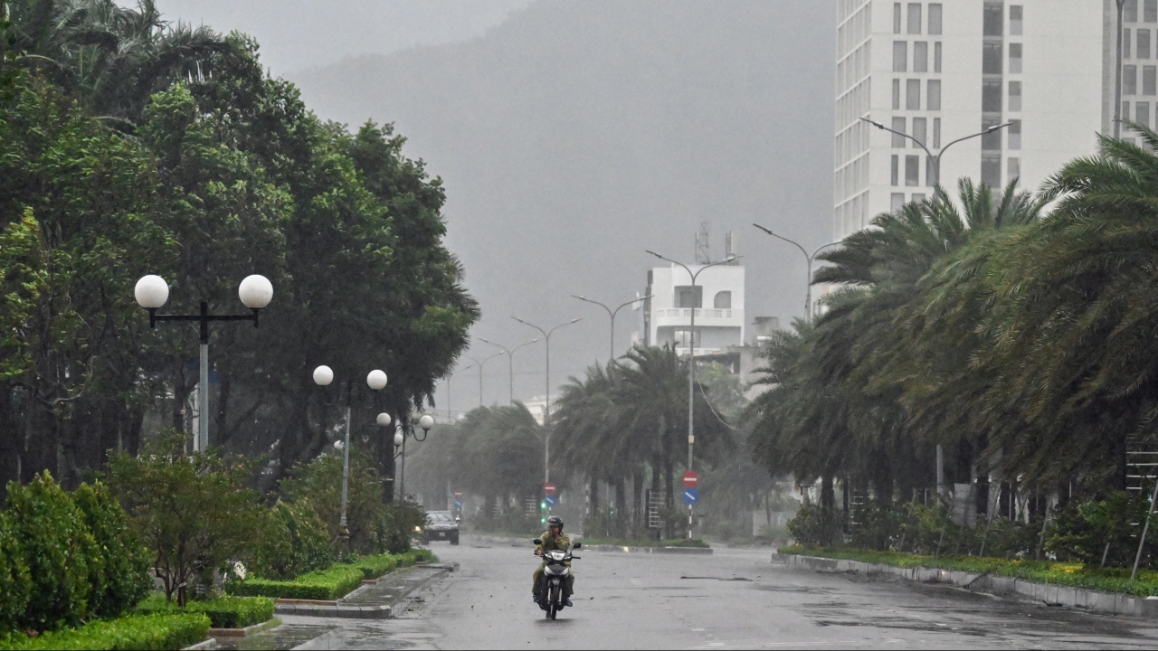ไต้ฝุ่น "คัลแมกี" พัดถล่มเวียดนามต่อ หลังทำฝนตกหนัก น้ำท่วม คร่าชีวิตประชาชน 114 ศพในฟิลิปปินส์