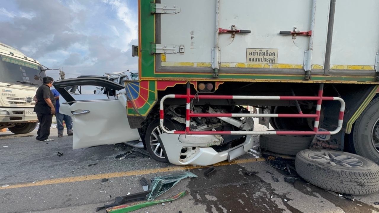 อุบัติเหตุหมู่ชนสนั่น 5 คันรวด คนขับถูกอัดก๊อปปี้ติดภายในรอดปาฏิหาริย์