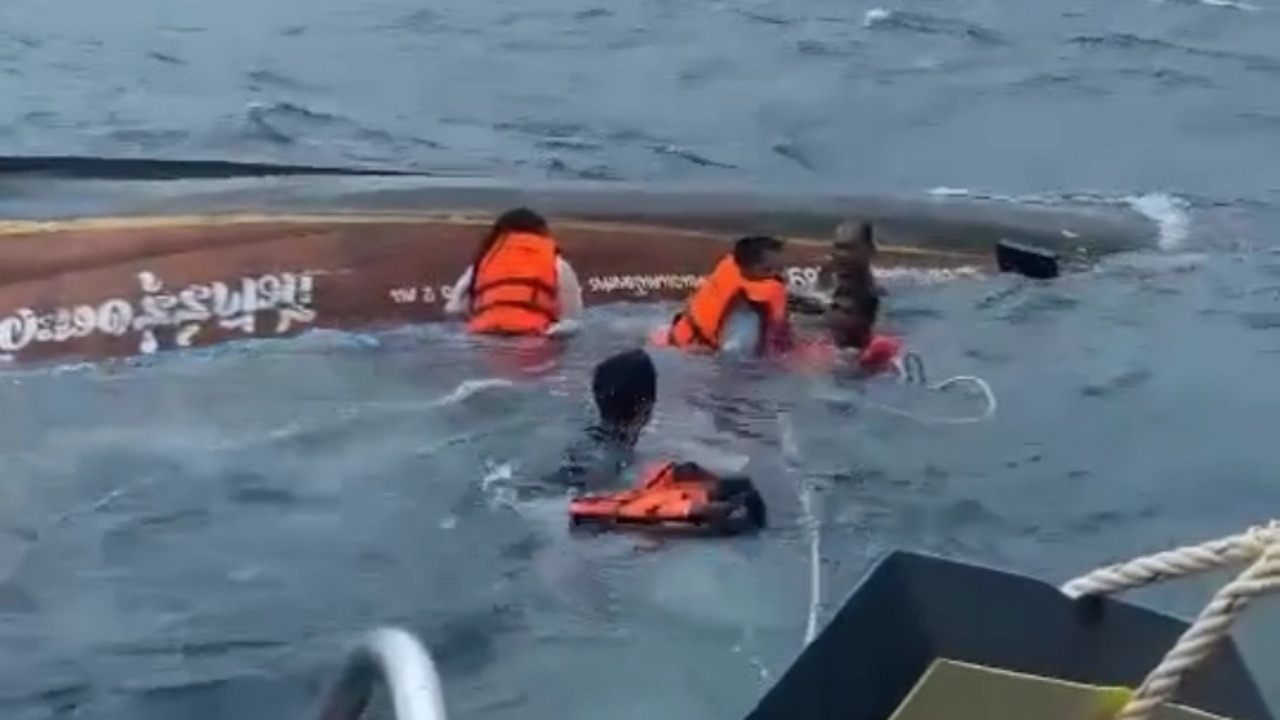 นาทีช่วยนักท่องเที่ยว 4 ชีวิต เกาะเรือลอยกลางทะเล หลังเรือล่มใกล้เกาะปอดะ