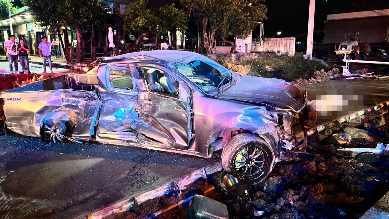 กระบะแข่งกันมา ก่อนเสียหลักชน จยย. พุ่งชนคนทำถนน ดับ 4 เจ็บ 7