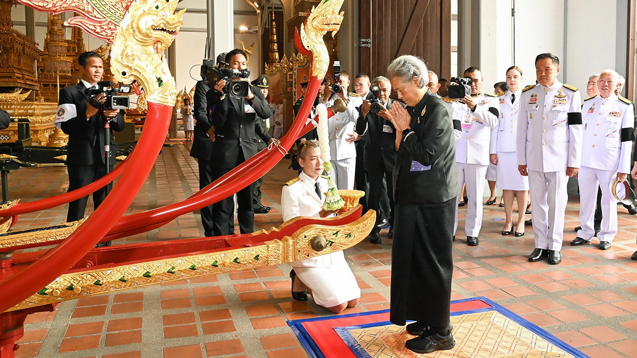 "พระเทพ" เสด็จบวงสรวงราชรถ เพื่อบูรณปฏิสังขรณ์ ในพิธีถวายพระเพลิงพระบรมศพ "สมเด็จพระพันปีหลวง"