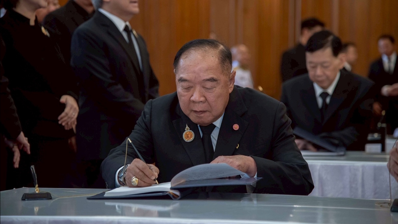 “บิ๊กป้อม” นำคณะผู้บริหารพรรคพลังประชารัฐ ลงนามถวายความอาลัย “สมเด็จพระบรมราชชนนีพันปีหลวง”