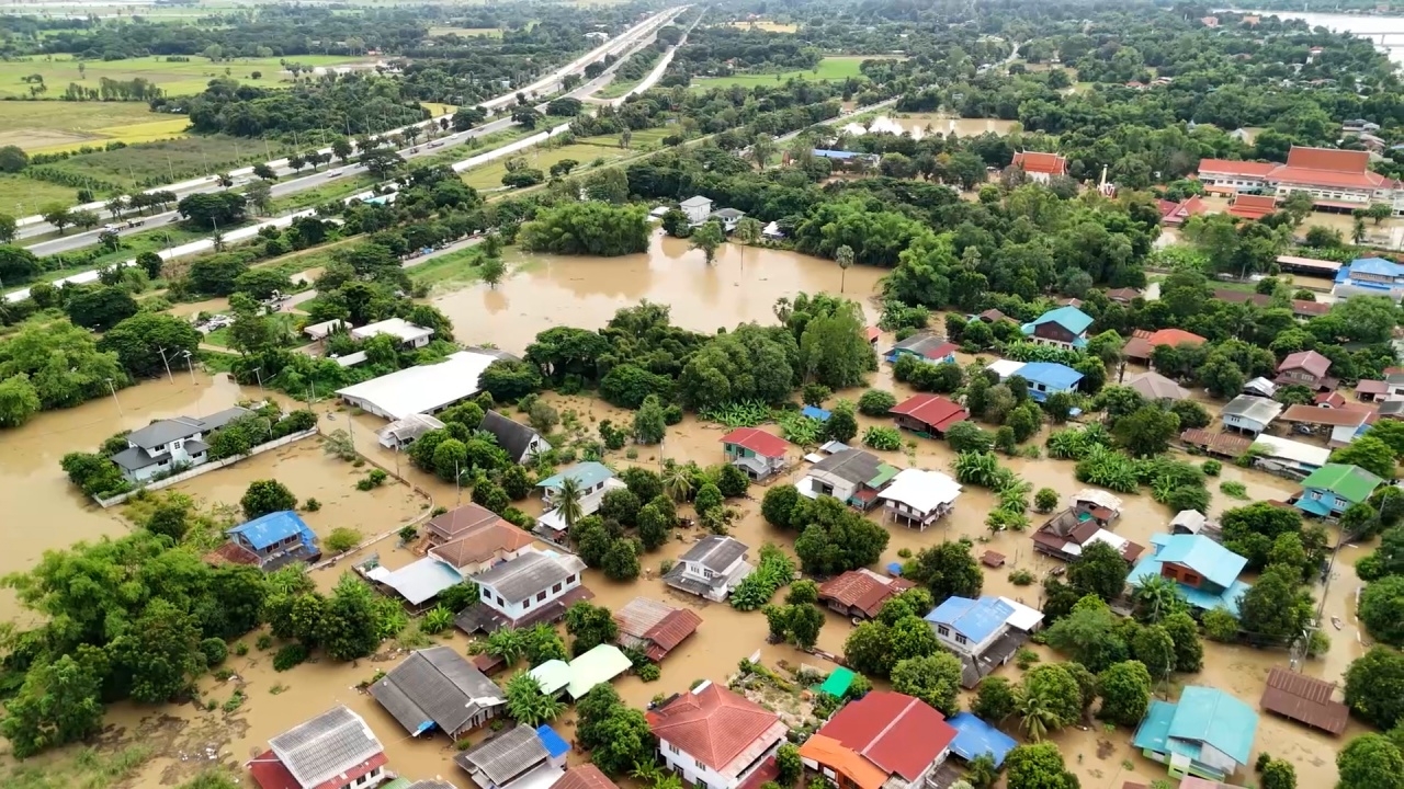 "เขื่อนเจ้าพระยา" ระบายน้ำ 2,700 ลบ.ม. ท่วมแล้ว 4 อำเภอ โรงเรียนประกาศปิดฉุกเฉิน