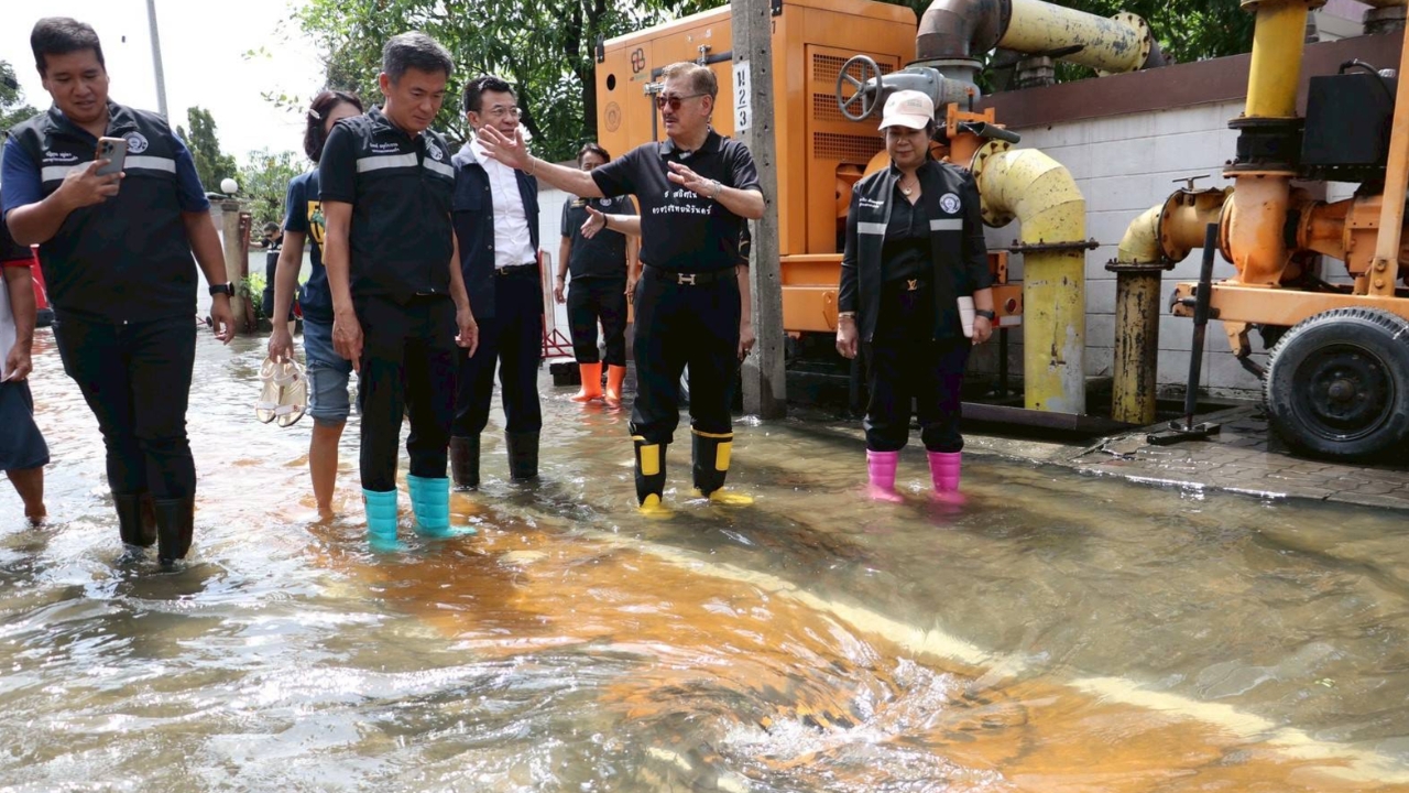 เทศบาลนครนนทบุรี เร่งระบายน้ำท่วมขังหลังฝนกระหน่ำต่อเนื่อง