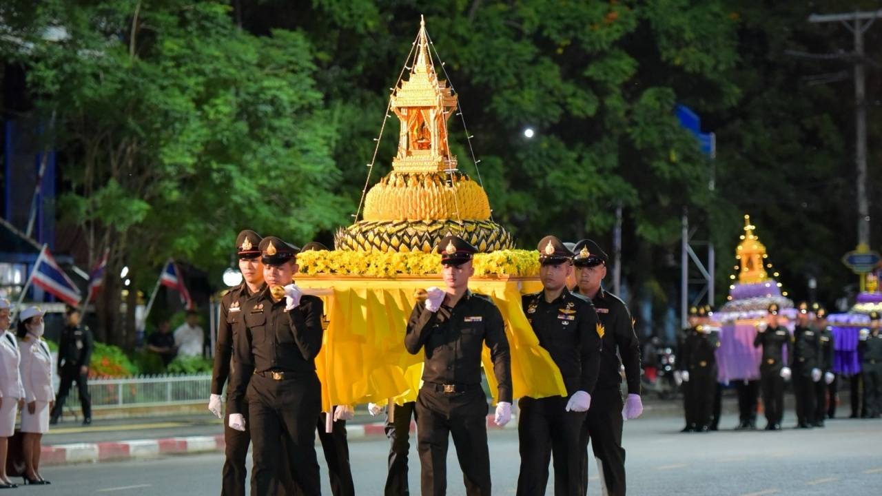ชาวสุโขทัยปลื้มปิติ รับไฟพระฤกษ์ พระประทีปพระราชทาน งานลอยกระทงเผาเทียนเล่นไฟ