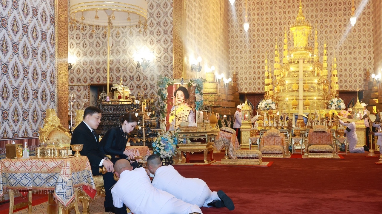 ในหลวง-พระราชินี ทรงบำเพ็ญพระราชกุศลพระพิธีธรรมสวดพระอภิธรรมพระบรมศพ 4 พ.ย. 68