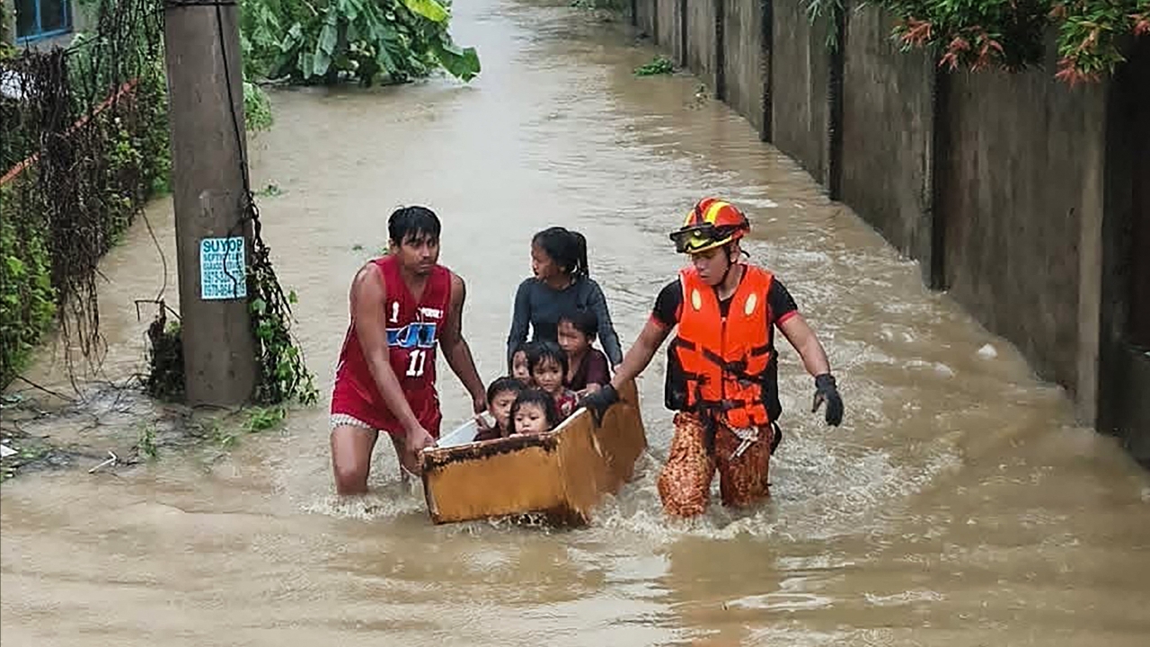 ฟิลิปปินส์อ่วม ไต้ฝุ่น "คัลแมกี" พัดถล่ม ยอดดับพุ่ง 52 ศพ