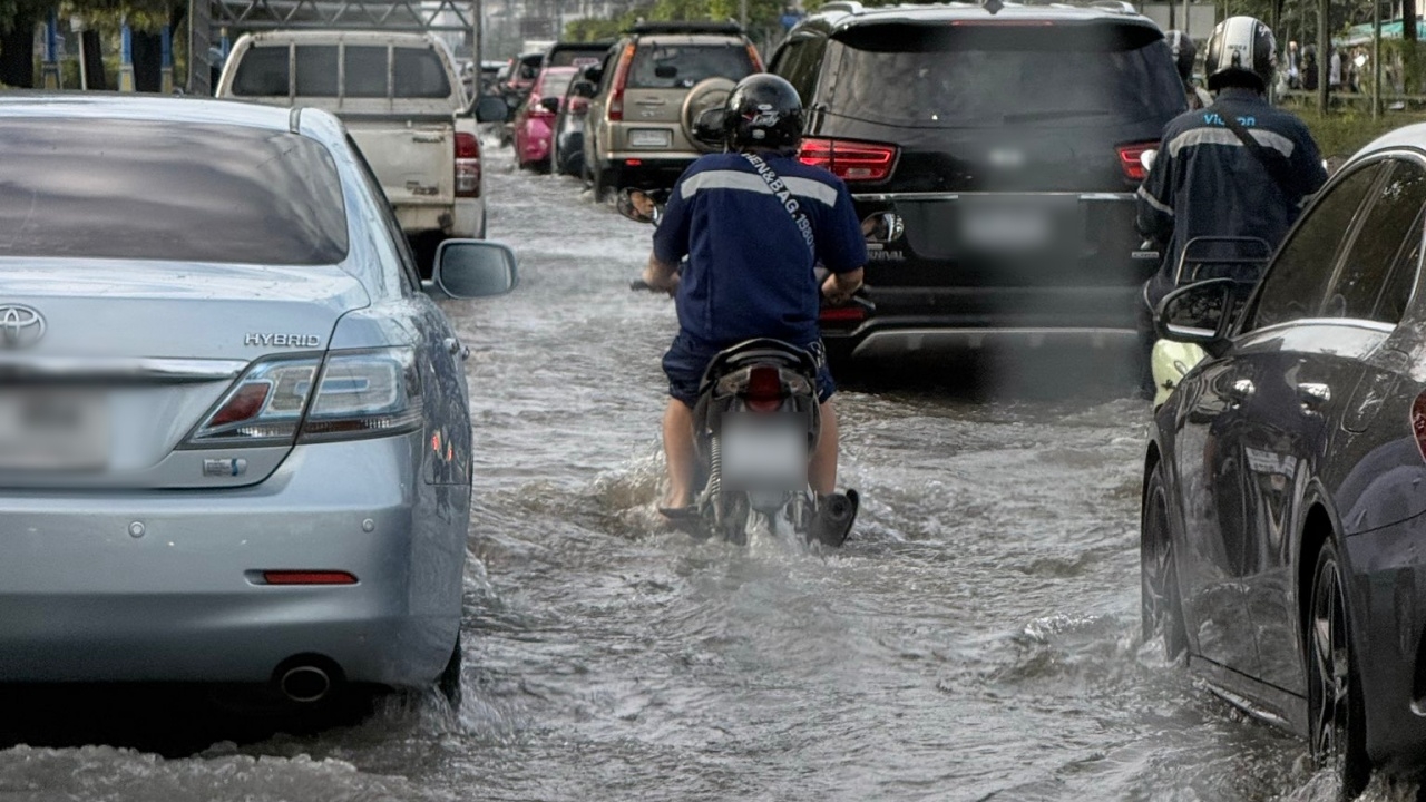 เปิดเทอมเช้าวันจันทร์อ่วม เมื่อคืนฝนตกหนัก หลายจุดยังมีน้ำท่วมขัง-รถติดสาหัส