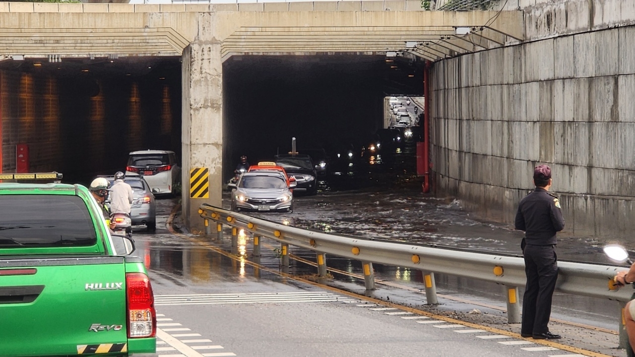 น้ำท่วมขัง "อุโมงค์ถนนเลียบทางรถไฟ" เตือนประชาชนงดใช้อุโมงค์สัญจรชั่วคราว