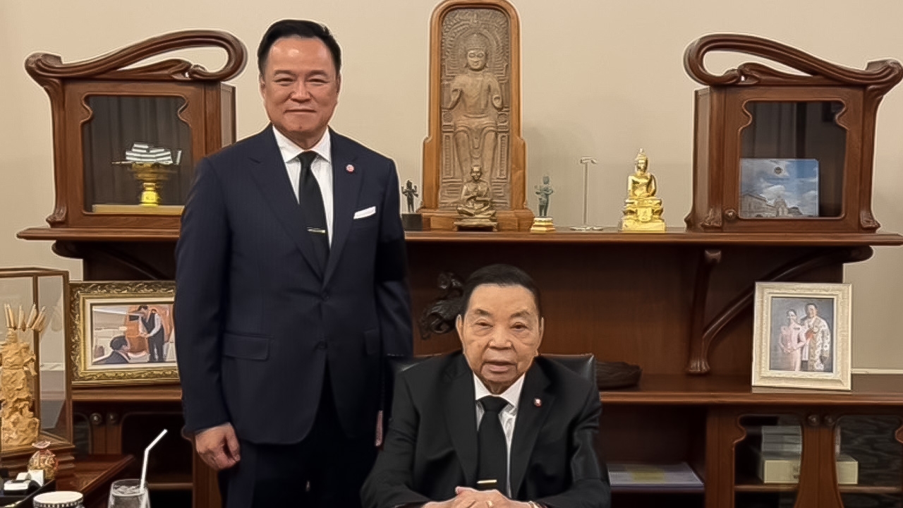 “นายกฯ อนุทิน” พาพ่อเยี่ยมชมตึกไทย พร้อมนั่งเก้าอี้นายกรัฐมนตรีเพื่อความเป็นสิริมงคล