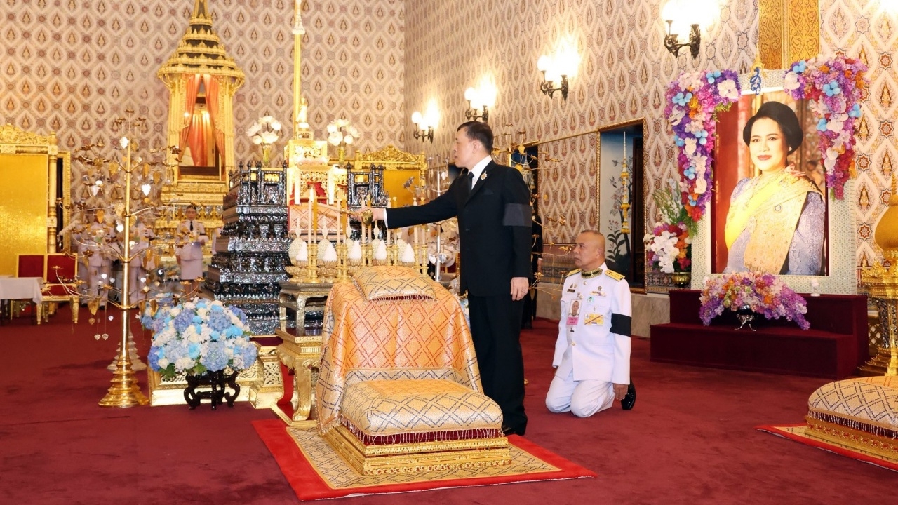 ในหลวง-พระราชินี ทรงบำเพ็ญพระราชกุศลพระพิธีธรรมสวดพระอภิธรรมพระบรมศพ 5 พ.ย. 68