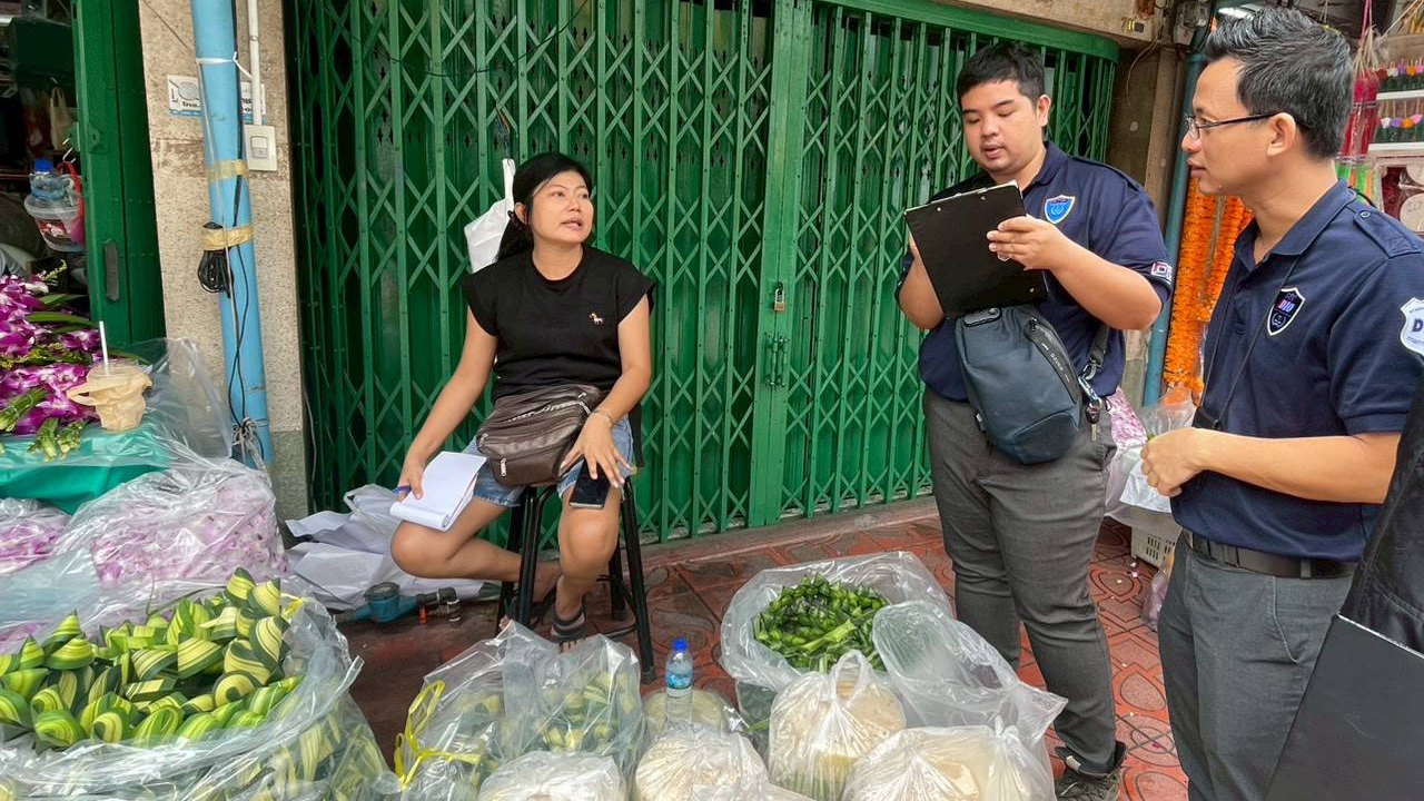 กรมการค้าภายใน ลงพื้นที่คุมเข้มราคาสินค้าลอยกระทง วัสดุทำกระทงยังปกติ