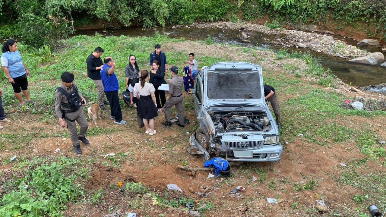 บาดเจ็บ 11 ราย กระบะครูพานักเรียน ร่วมกิจกรรมลอยกระทง เสียหลักพลัดตกเขา จ.น่าน