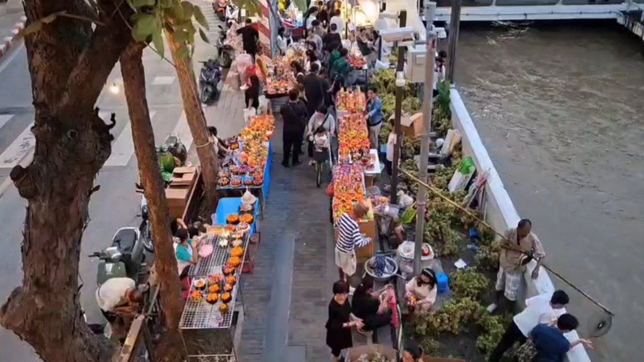 ลอยกระทง 2568 สะพานพุทธคึกคัก เจ้าหน้าที่ดูแลความปลอดภัยแน่นหนา