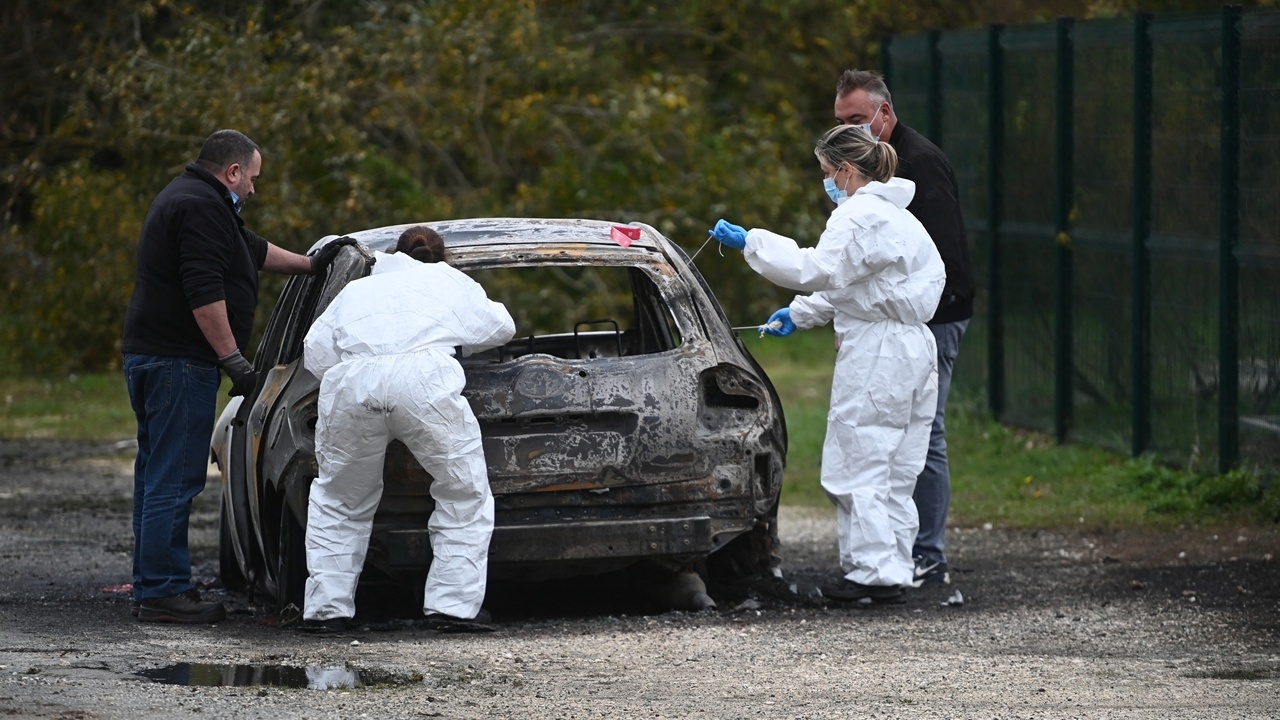 ชายคลั่งขับรถพุ่งชนผู้คนบนเกาะฝรั่งเศส เจ็บ 5 ราย ก่อนจุดไฟเผารถ