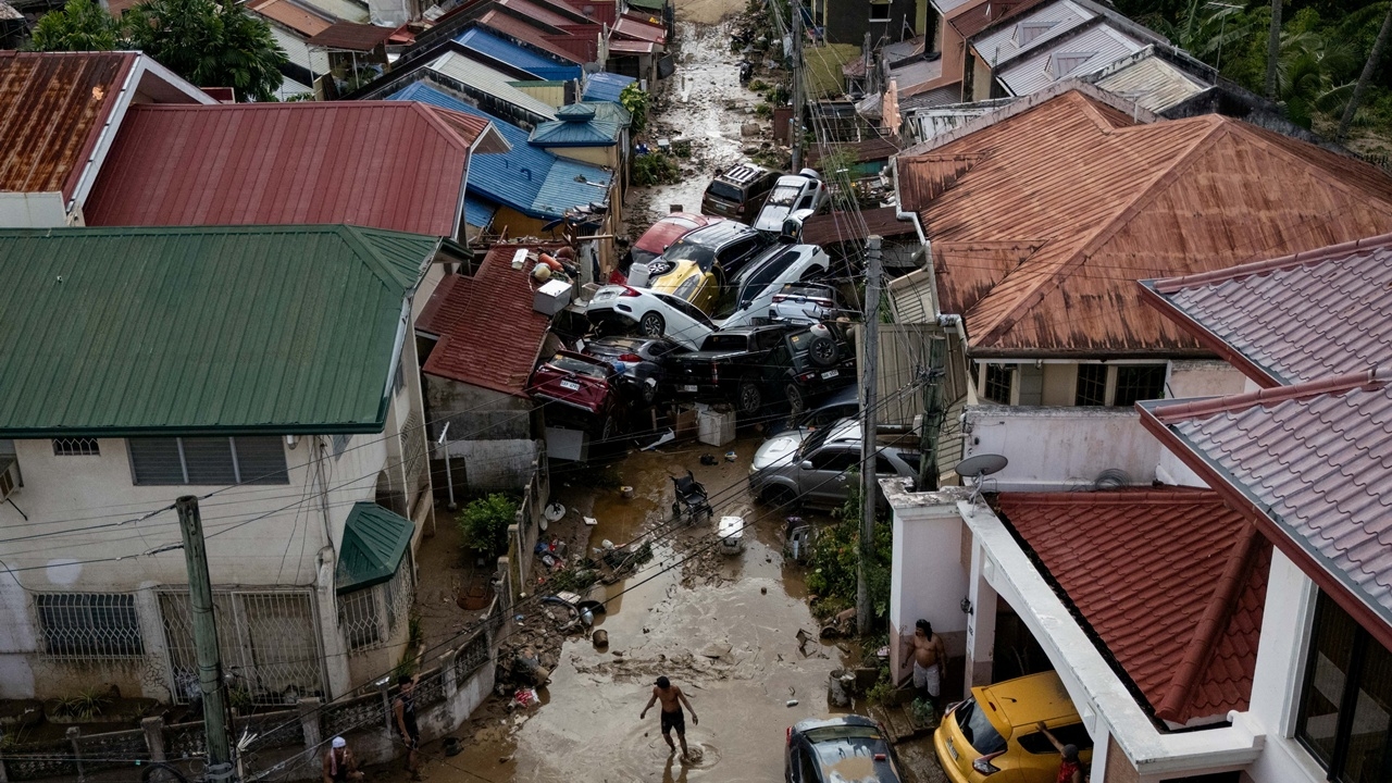 ฟิลิปปินส์อ่วม เหยื่อไต้ฝุ่น “คัลแมกี” ทะลุ 100 ศพ คาดเจอพายุอีก 3-5 ลูก