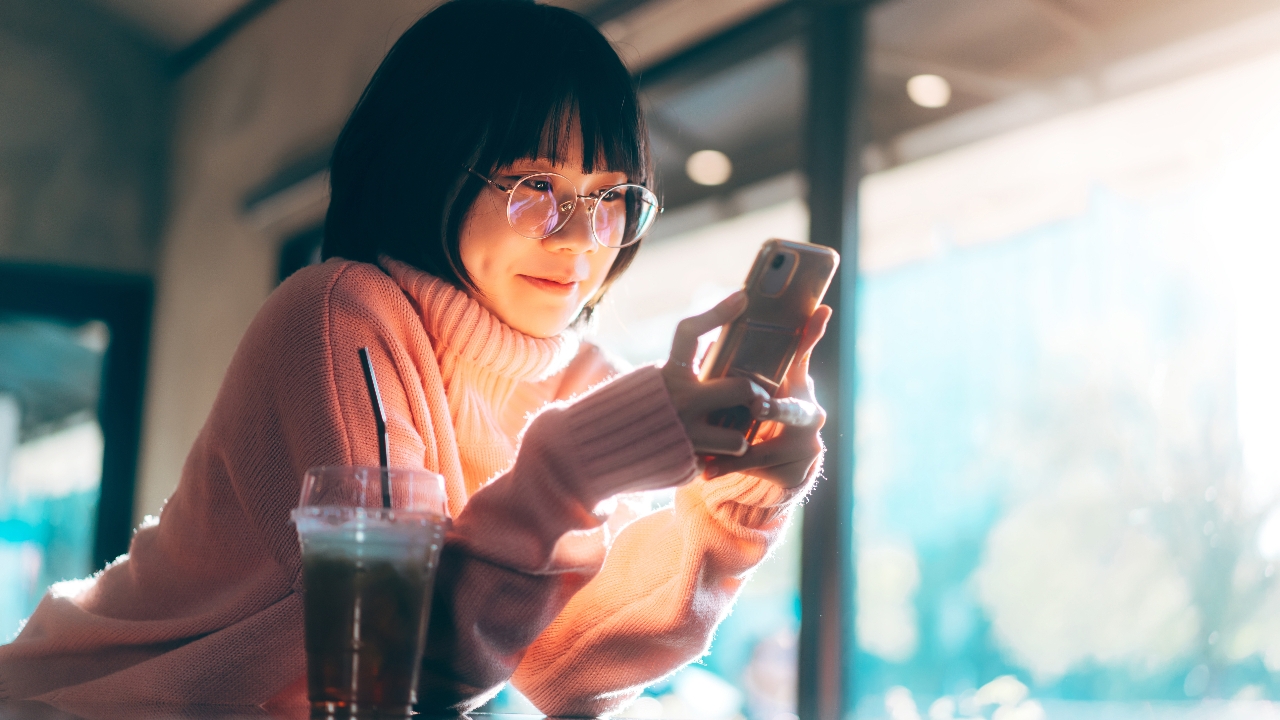 รวมเทคนิคคุยและจีบสาวให้ได้ผลผ่านแชทที่คนรุ่นใหม่ต้องรู้