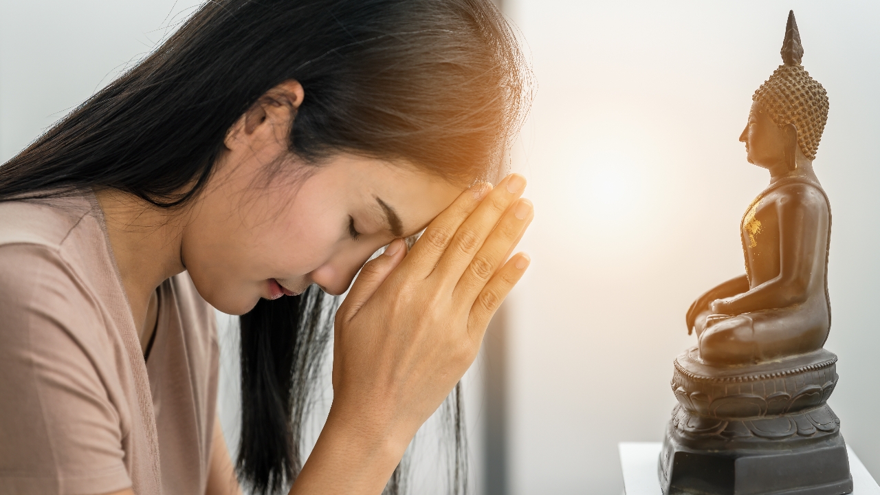 บทสวดไตรสรณคมน์ พร้อมคำแปล สวดแล้วดี เสริมสิริมงคล