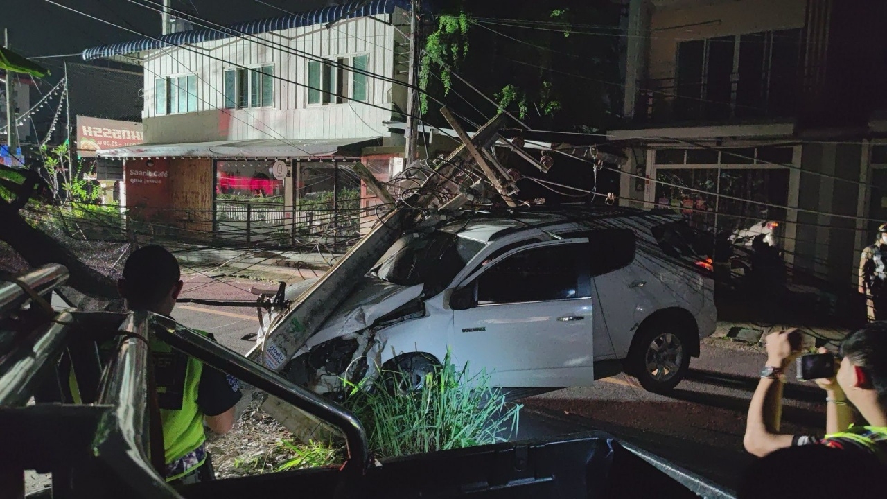 ก้มเก็บมือถือ รถ SUV ชนเสาไฟฟ้า ล้มระเนระนาด 3 ต้น ทับรถเสียหาย