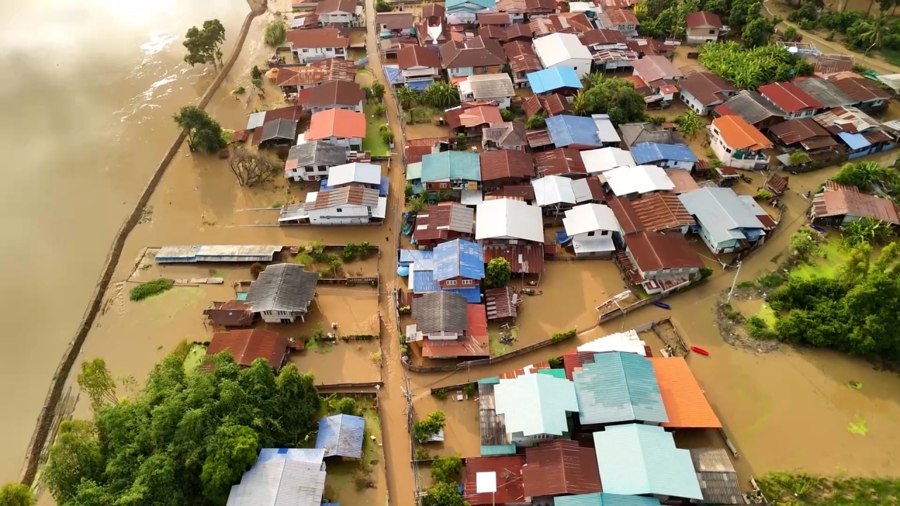 ท้ายเขื่อนเจ้าพระยา กระสอบทรายพัง น้ำทะลักท่วมบ้าน 2,000 ครัวเรือนรอบ 3