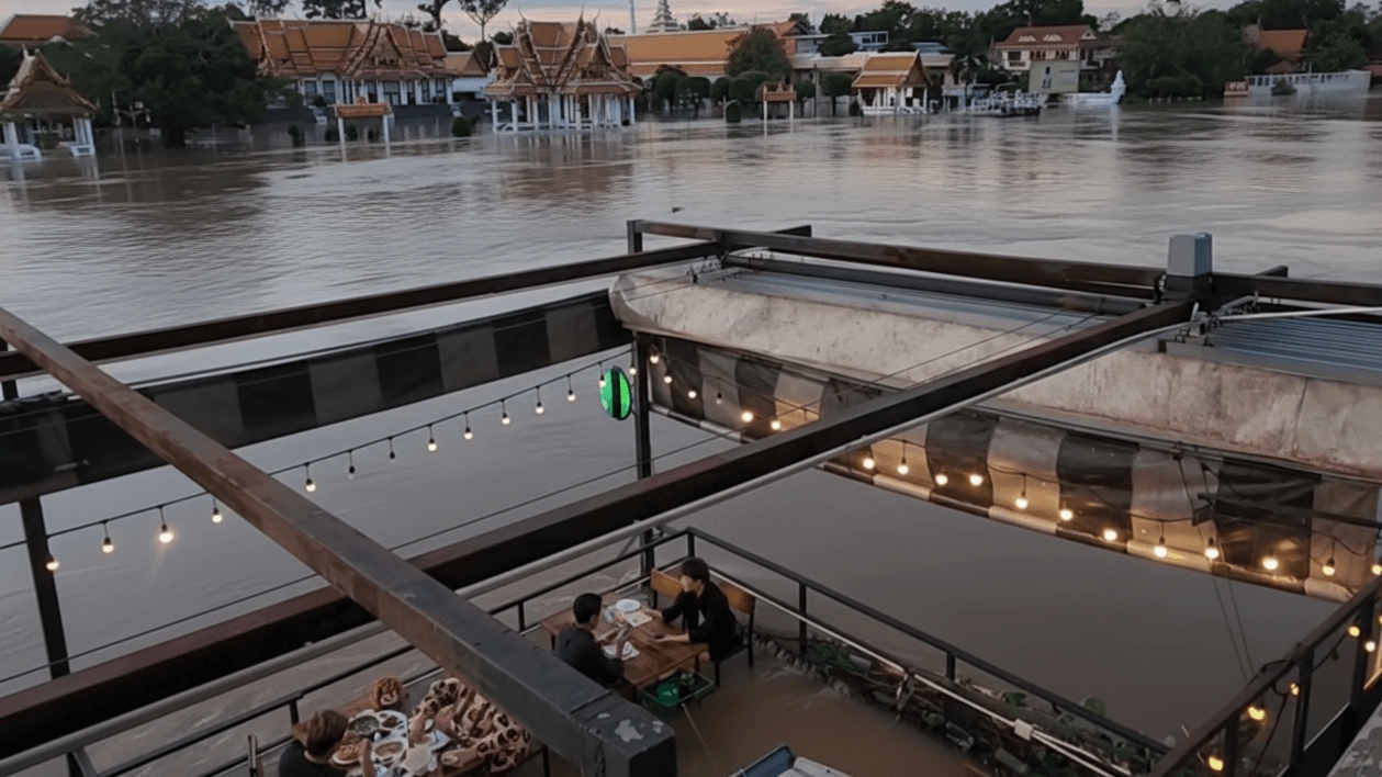 เถ้าแก่ลาว อยุธยา ไม่ปิดร้านหนีน้ำ เปิดแลนด์มาร์คใหม่ ขาจุ่มน้ำ ชิลกินลมเจ้าพระยา 