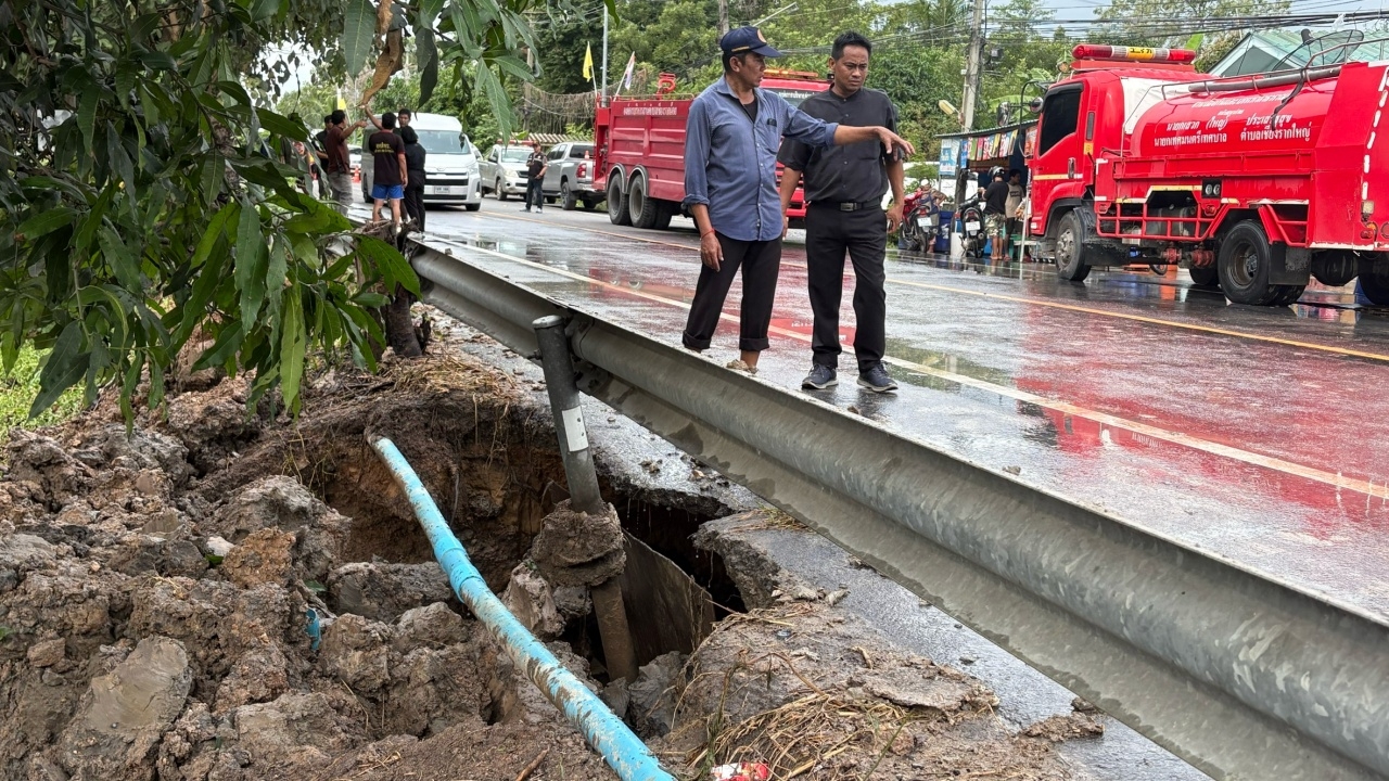 น้ำเจ้าพระยากัดเซาะใต้ถนน ทรุด 4 เมตร น้ำทะลักท่วม รร.วัดเมตารางค์ สั่งปิด 2 วัน