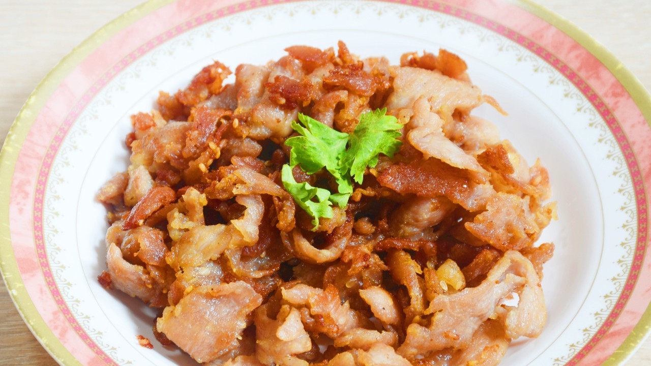 เปิดสูตรหมูทอดกระเทียมพริกไทย พร้อมวิธีทอดให้หอม ไม่ให้แข็งกระด้าง และกรอบนอกนุ่มใน