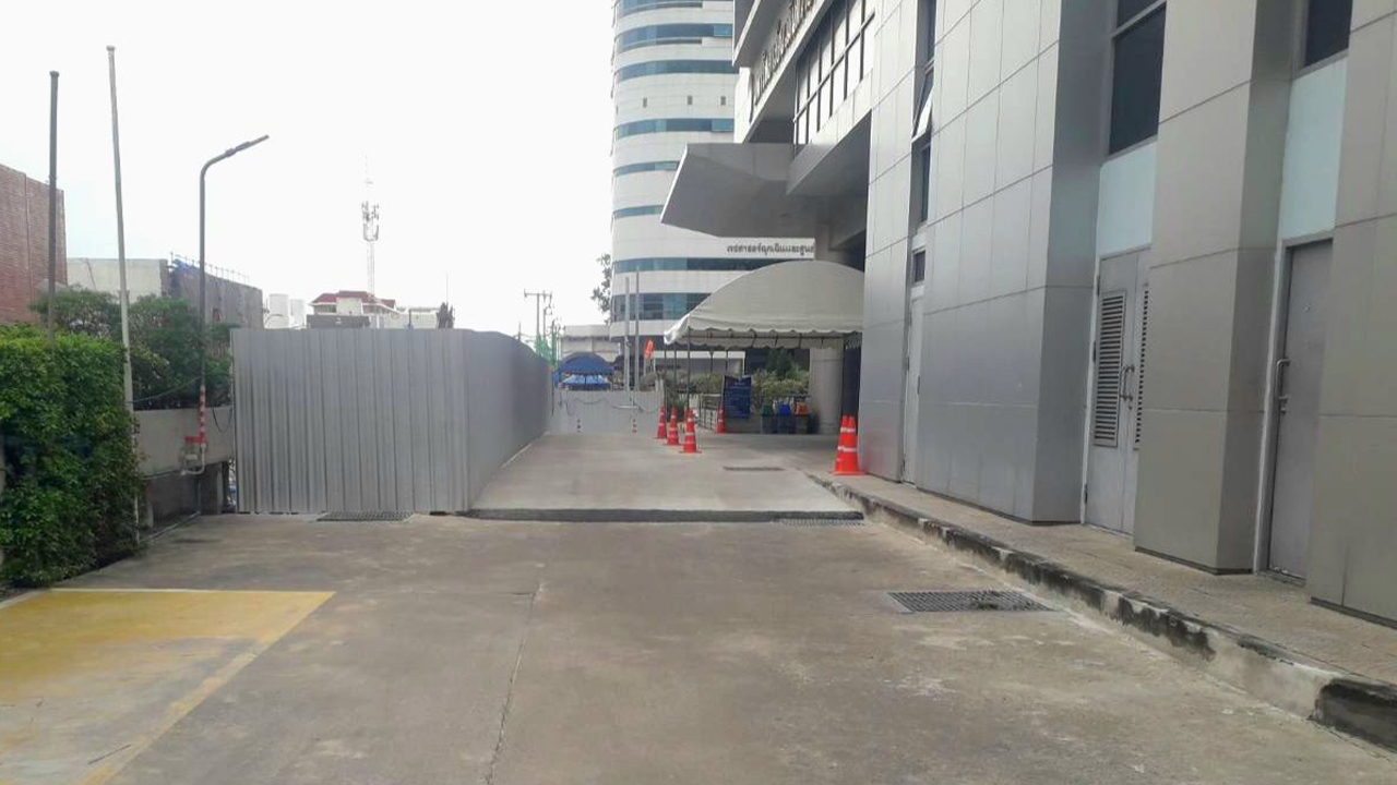 เปิดใช้แล้ว ทางลาดชั่วคราว หน้าตึกทีปังกรรัศมีโชติ รพ.วชิรพยาบาล