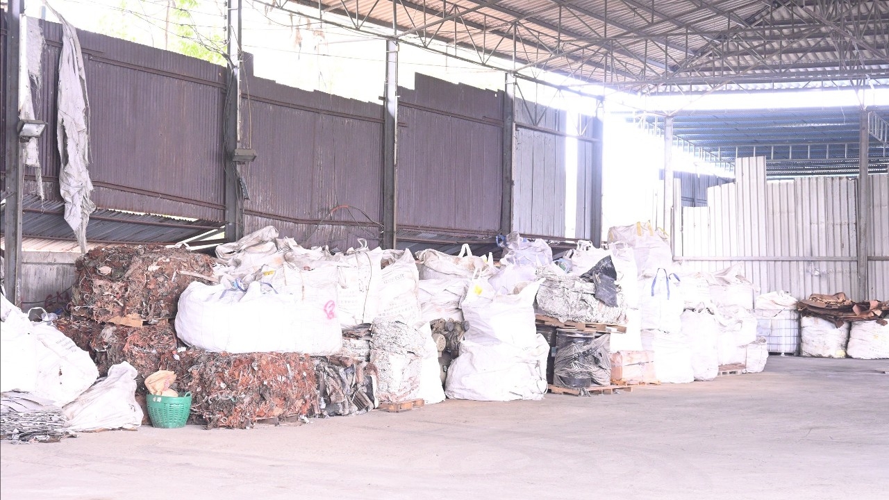 “ชุดเต็มเหนี่ยว” ตรวจโรงงานรีไซเคิล เมืองแปดริ้ว พบหลายข้อบกพร่อง สั่งปิดโรงงานให้ปรับปรุง