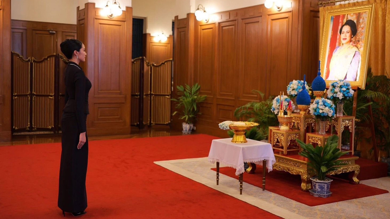 โอปอล สุชาตา มิสเวิลด์ 2025 เข้าถวายสักการะหน้าพระฉายาลักษณ์พระพันปีหลวง